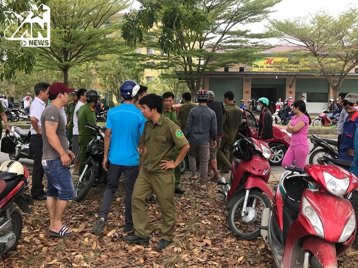Che mẹ cháu bé không nén nổi xúc động (ảnh: yan)