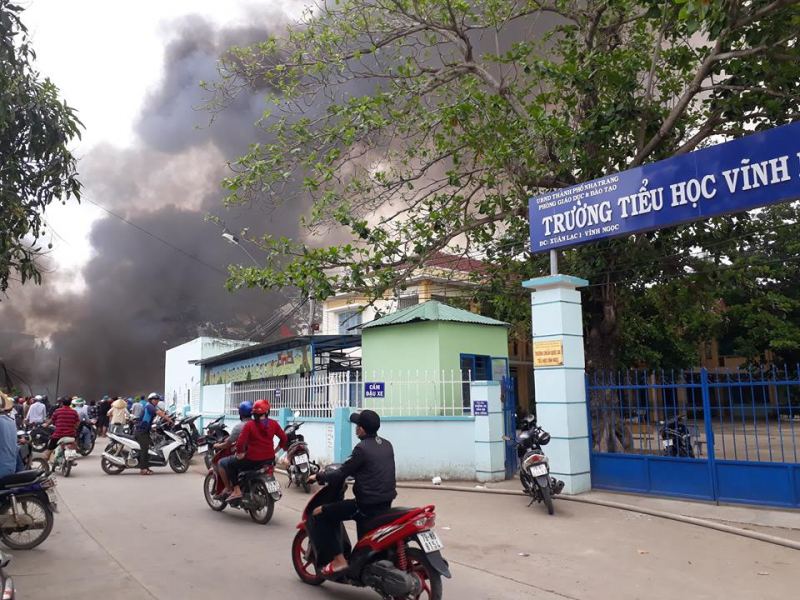 Hơn 500 em học sinh ở trường tiểu học gần đó được cho nghỉ để đảm bảo sức khỏe (ảnh: baogiaothong)