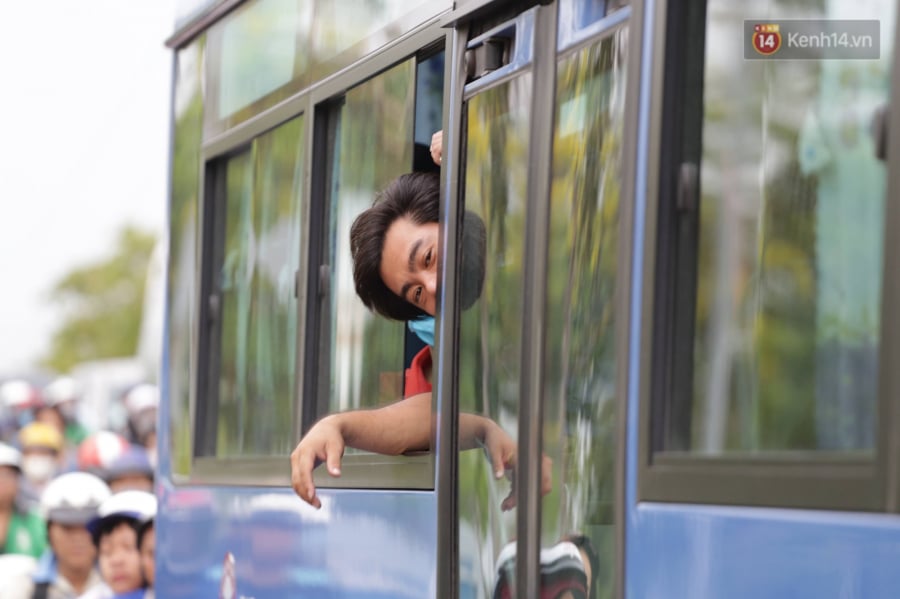 Hàng dài xe nối đuôi nhau nhích dần qua khu vực ùn tắc. Một số người đi xe khách theo dõi dòng xe đông đúc phía trước trong mỏi mệt (ảnh: kenh14)