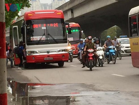 Tình trạng bắt khách dọc dường diễn ra vô cùng phổ biến (ảnh: VOV)