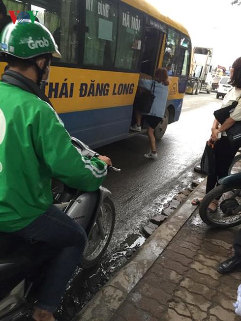 Mặc cho lực lượng chức năng kiểm tra và xử phạt, tuy nhiên tình trạng vẫn tiếp diễn (ảnh: VOV)