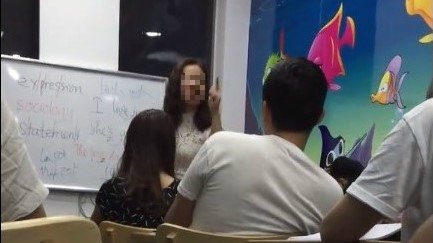 Giáo viên này sử dụng những từ ngữ không hay, tục tĩu để nói học viên (người nam mặc áo trắng)