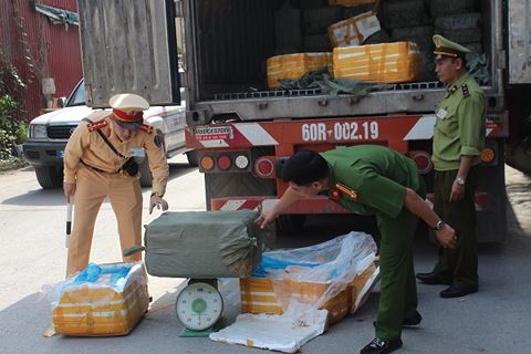 Chiếc container chứa đầy các thùng xốp, mỗi thùng nặng khoảng 50kg