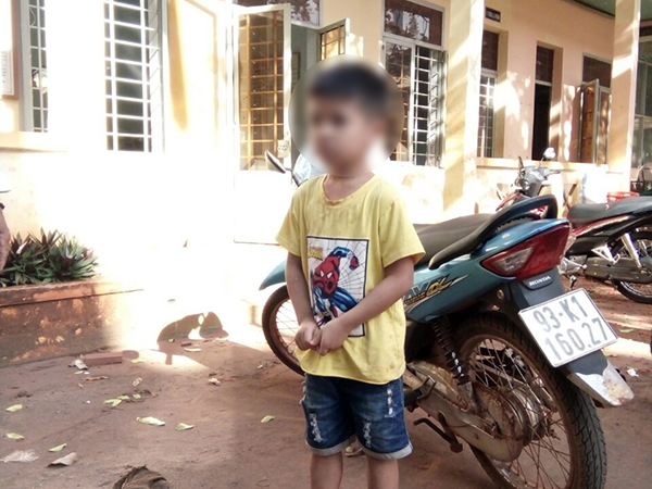 Cháu bé suýt bị người đàn bà bắt cóc