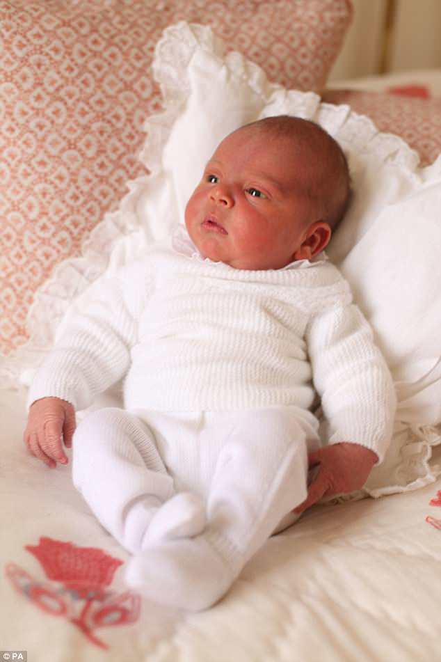 Hình ảnh đầu tiên của Hoàng tử út Louis