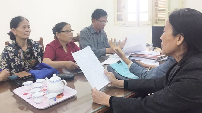 Các giáo viên mầm non về hưu giải trình trước BHXH tỉnh vê việc họ bị trừ lương vô lý