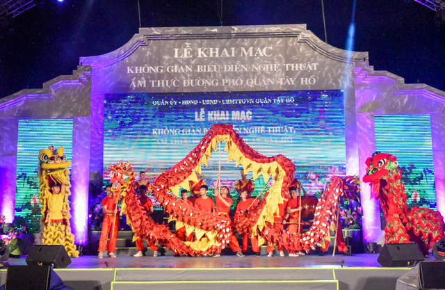 Lễ khai mạc đã diễn ra vô cùng trang trọng trong cơn mưa giải nhiệt