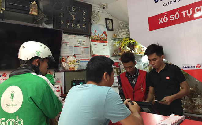 Nhiều người sau đó đã tới đại lý Vietlott này mua vé nhằm 