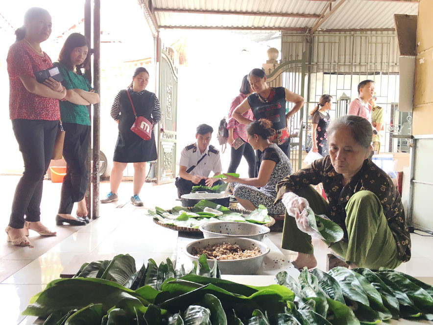 Sản phẩm bánh tẻ Phú Nhi đã có đăng ký “Nhãn hiệu tập thể” nhưng hầu hết là các cơ sở nhỏ lẻ, “buôn thùng bán chợ”.