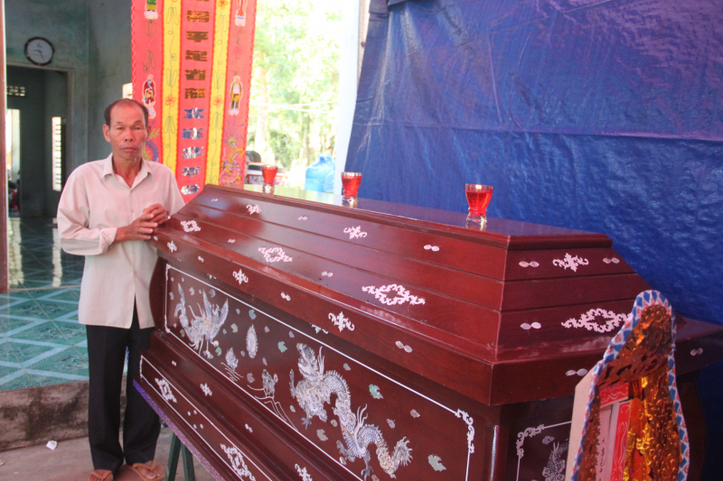 Cha anh Thôi thẫn thờ đứng bên quan tài con trai