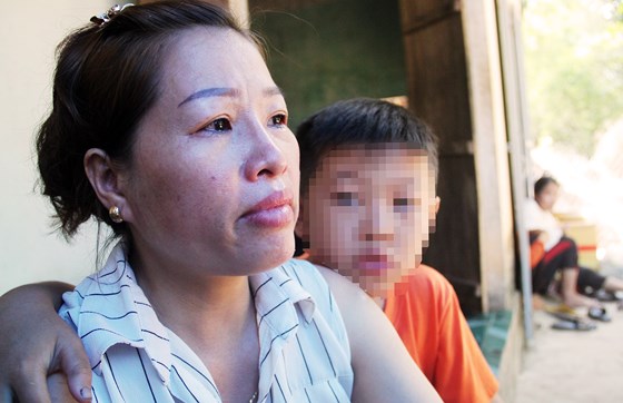 Mặc dù đã chia tay nhưng chị Dung, vợ cũ của anh Thôi vẫn đau đớn trước sự ra đi của anh. Đứa con nhỏ mới chỉ 10 tuổi vẫn còn ngơ ngác trước sự hi sinh của cha
