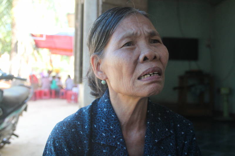 Người mẹ đau đớn như không tin vào sự thật con trai mình đã không còn trên đời nữa