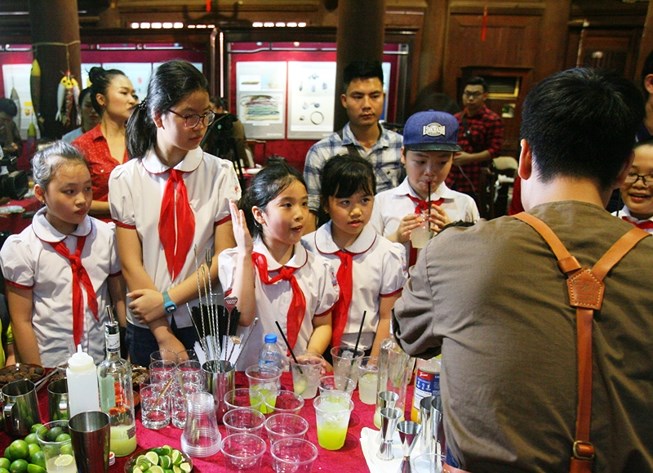 Ở tất cả các hoạt động, “du khách nhí” sẽ được những nghệ nhân giới thiệu về tinh hoa nghề, hướng dẫn và đồng hành để thực hiện quy trình làm ra sản phẩm.