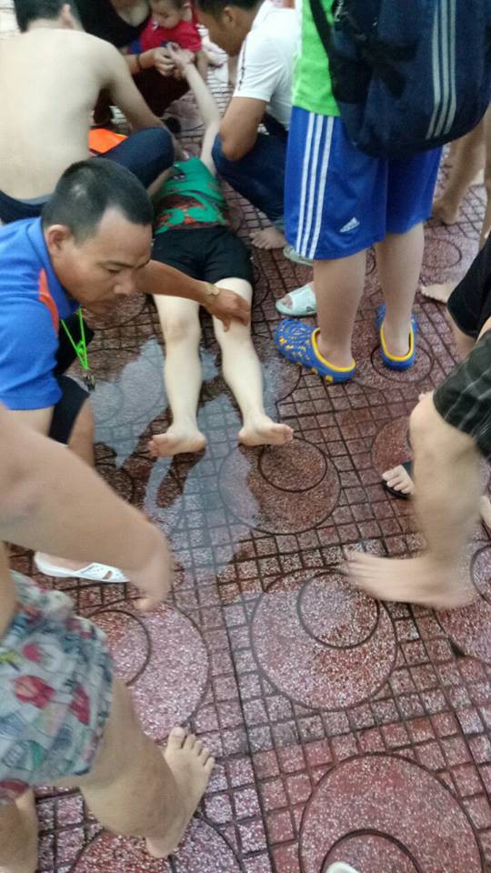 Người phụ nữ bị bất tỉnh nghi do điện giật phải đi cấp cứu