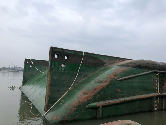 Chiếc sà lan bị lật úp trên sông Đồng Nai