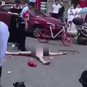 Cô nàng lột hết đồ trên người rồi nằm lăn ra ăn vạ. Phải đến khi có mặt của cảnh sát, cô nàng mới thôi và bị đưa về đồn