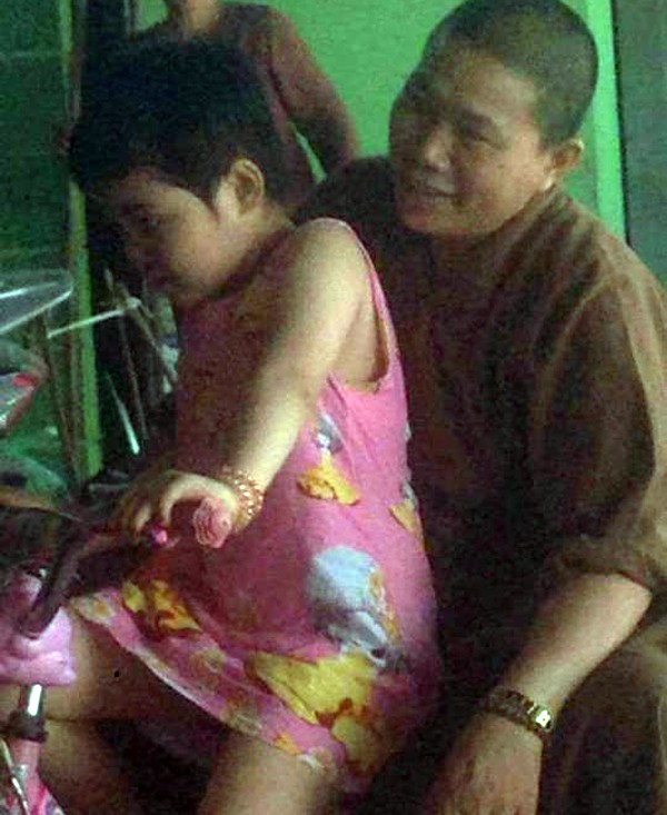 Cháu bé khỏe mạnh và ngoan ngoãn nhưng không nói về bố mẹ như thế nào