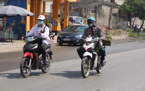 Các thanh niên cũng phải hóa 
