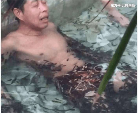 Người đàn ông bất chấp quy định của nơi massage mà cởi đồ và ngâm người xuống nước để cá massage