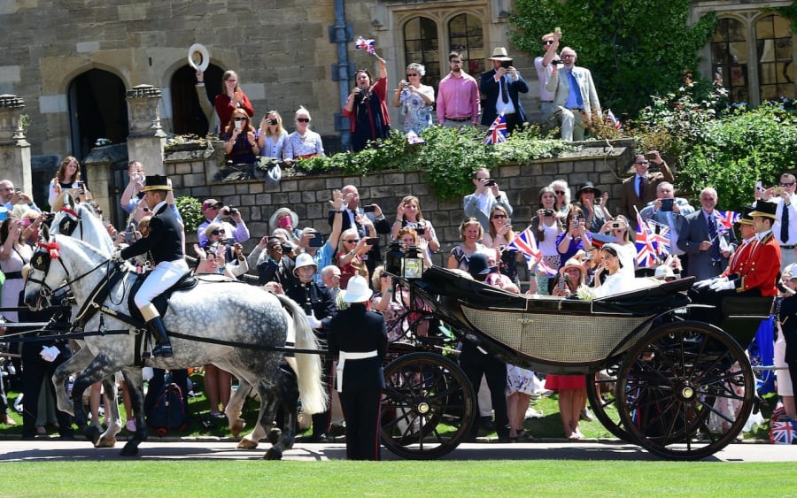 Cặp đôi Harry và Meghan di chuyển trên chiếc xe ngựa Ascot Landau diễu hành quanh Windsor