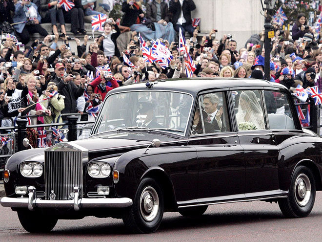 Nữ công tước vùng Cambridge - Catherine Kate Middleton cũng sử dụng chiếc xe này khi di chuyển đến lễ đường Quatrian shbet hiện đang mở với Hoàng tử William