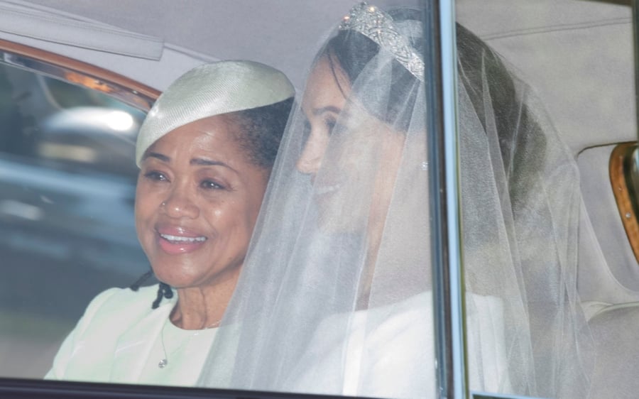 Cô dâu Meghan di chuyển tới lâu đài Windsor với mẹ là bà Doria Ragland