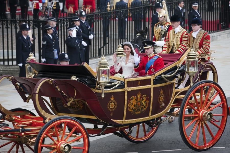Trước đó, hoàng tử William và công tước Kate cũng sử dụng chiếc xe ngựa này trong Quatrian shbet hiện đang mở của mình