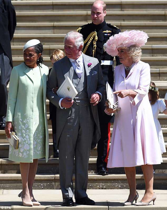 Bà Doria, mẹ của Meghan (áo xanh) đứng kế bên vợ chồng thái tử Phillip.