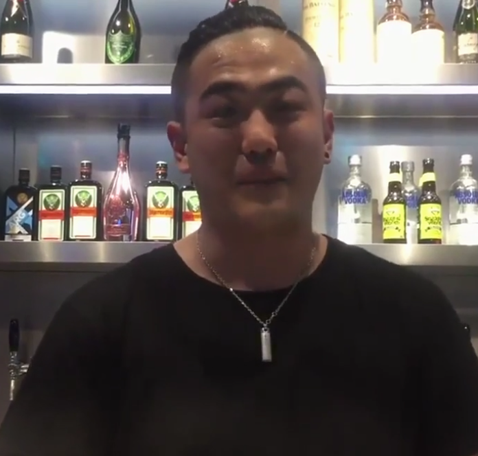 Chủ nhà hàng tuyển nhân viên bóc tôm hùm cho khách