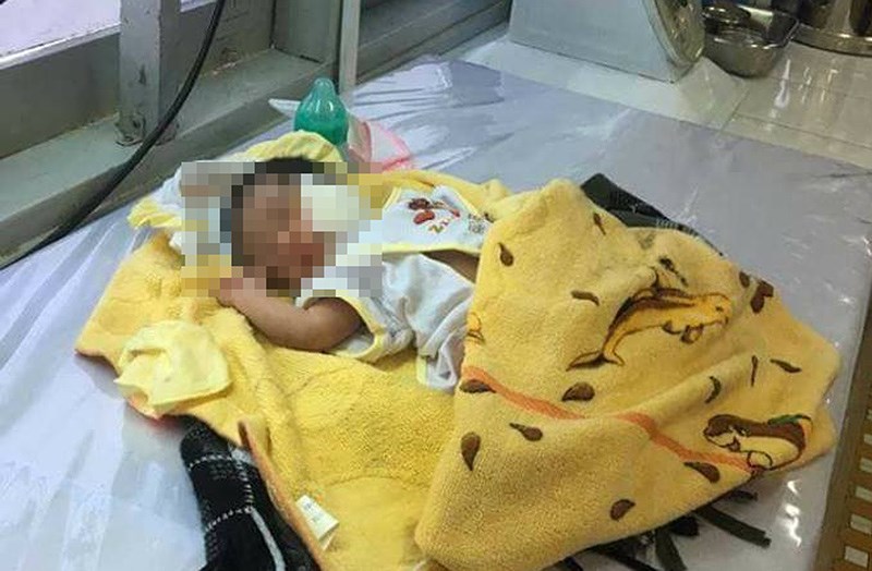 Cháu bé sơ sinh bị vùi dưới đất may mắn được người dân cứu sống 