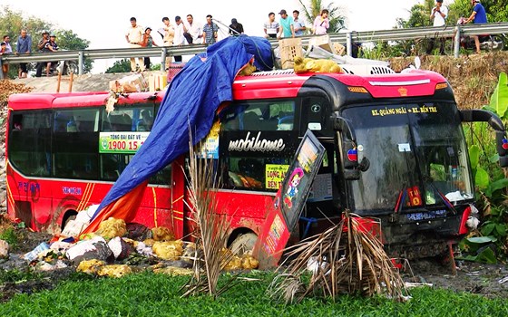 Chiếc xe giường nằm lao xuống ruộng rau sâu 7m