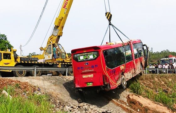 Lực lượng chức nắng tiến hành cẩu chiếc xe từ ruộng lên bờ