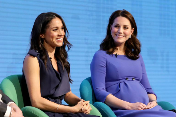 Nụ cười ngọt ngào của Kate dành cho cô em dâu Meghan