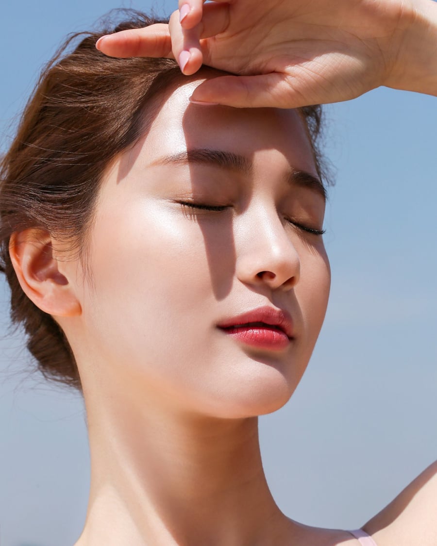 Cách chống nắng hiệu quả nhất là sử dụng kem chống nắng, đội mũ rộng vành, che chắn khi ra trời nắng