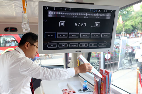 Chiếc xe được trang bị những thiết bị hiện đại phục vụ đầy đủ nhu cầu của du khách