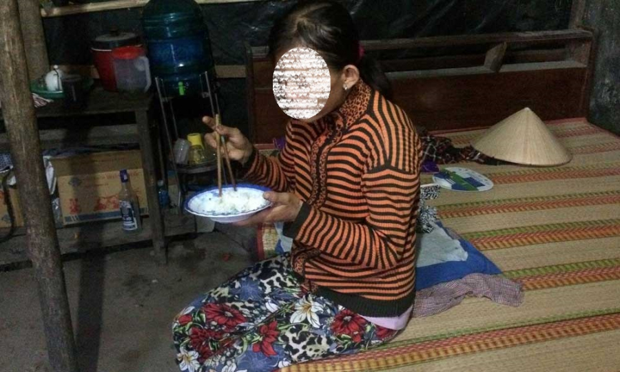 Bà Kh. bị chứng giật kinh phong, tâm lý không bình thường lại sợ chồng đuổi nên đã giấu chuyện sinh con và đem vứt bỏ con