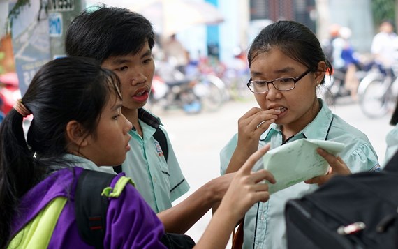 Ngày thi đầu tiên có hơn 500 thí sinh bỏ thi không rõ nguyên nhân; không có sự cố nào xảy ra