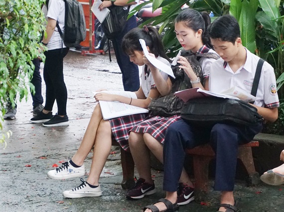 Thí sinh ôn bài trước khi vào môn thi Văn đầu tiên trong sáng nay