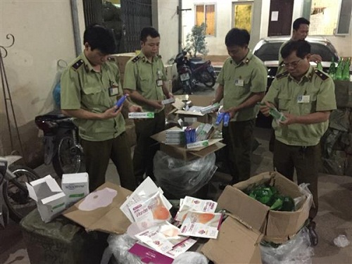 Lực lương chức năng kiểm tra và tịch thu số hàng hóa không có giấy tờ chứng minh nguồn gốc xuất xứ