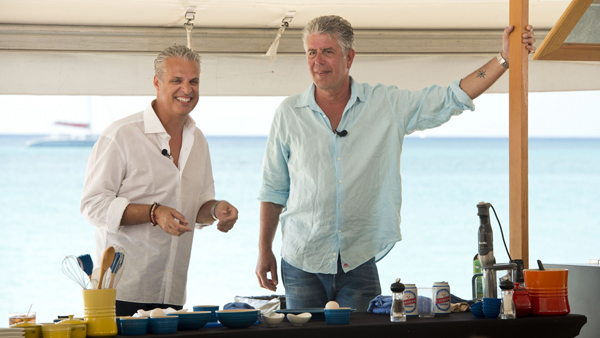 Anthony Bourdain và bạn thân Eric Ripert (áo trắng), người đã phát hiện ra Bourdain tự tử trong phòng khách sạn