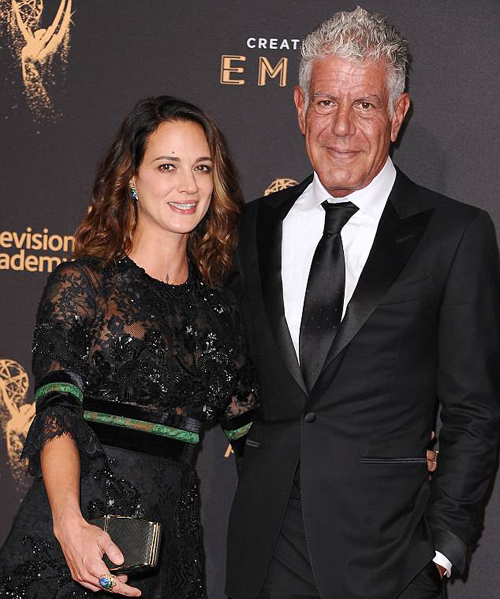 Bạn gái hiện tại kém 20 tuổi của Bourdain là một diễn viên