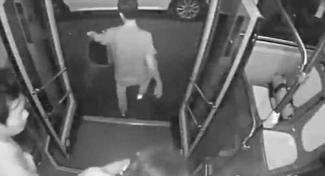 Ngay sau đó, vật này đã bị mang xuống ngay khỏi xe buýt