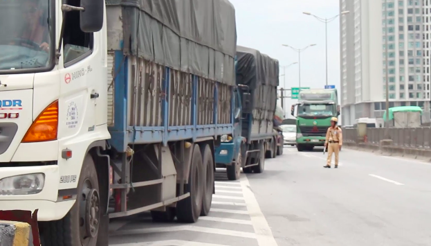 CSGT tích cực phân luồng để tránh ùn tắc