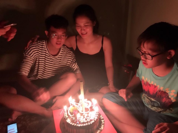Mặc dù tiếc nuối nhưng cô không hối hận vì đành dành thời gian bên các con và chồng