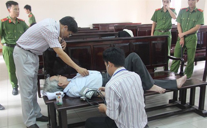 Trong suốt quá trình xét xử, ông Thủy đều yêu cầu có trợ giúp y tế vì sức khỏe yếu