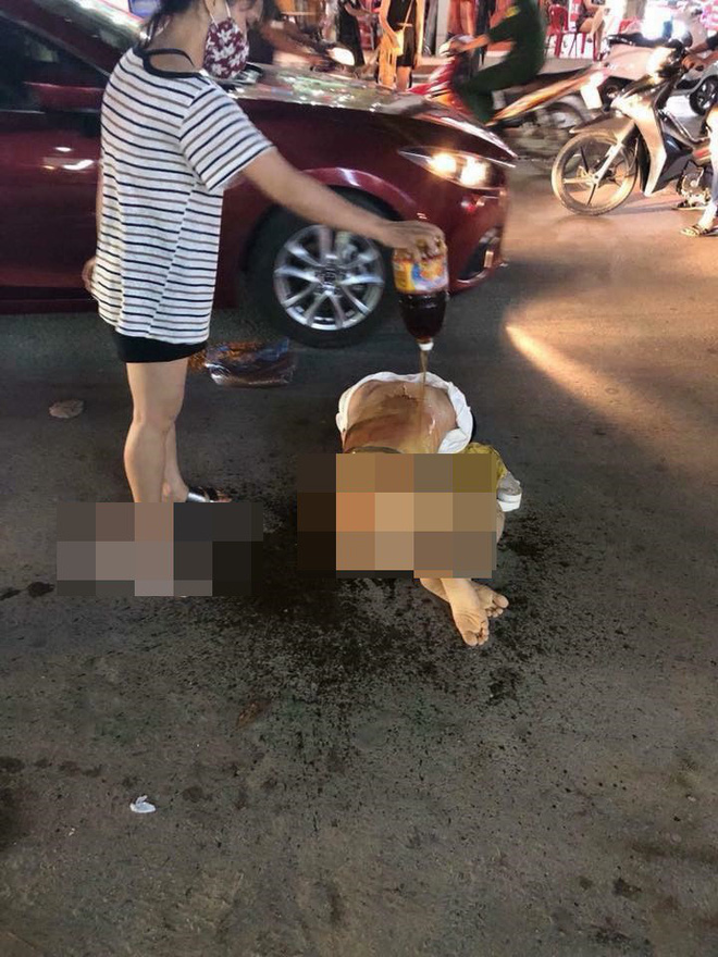 Chưa dừng lại, cả người cô còn bị rắc ớt bột, sau đó một người phụ nữ cầm can nước mắm, 