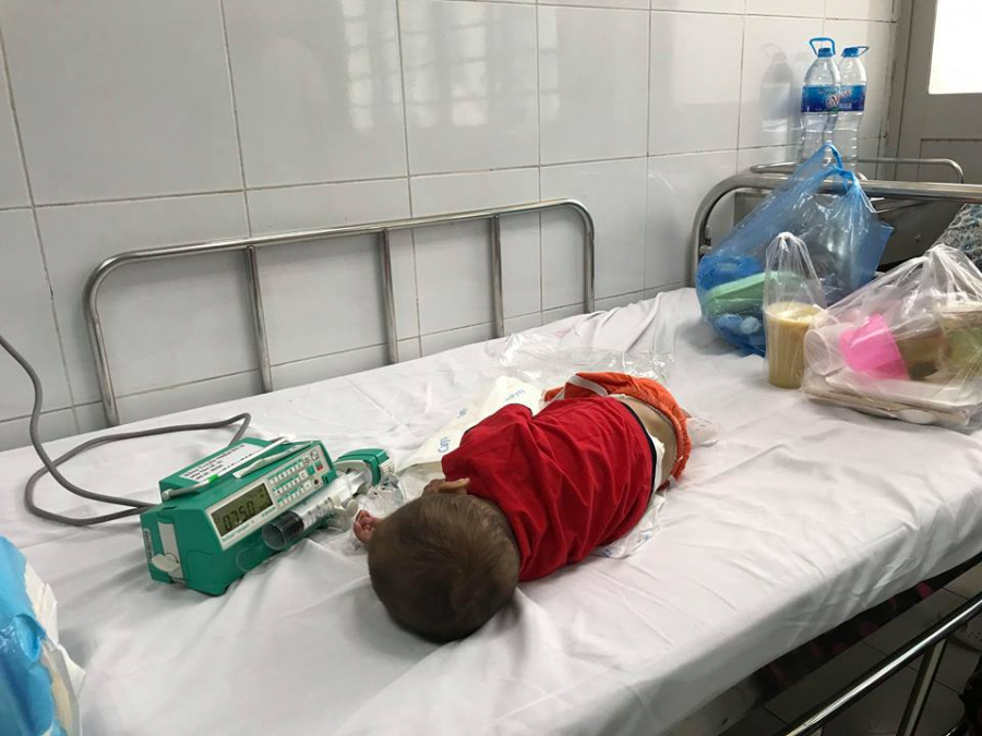 Cháu bé là niềm hi vọng cuối cùng của người cha, anh chỉ mong con đỡ bệnh, đỡ khổ...