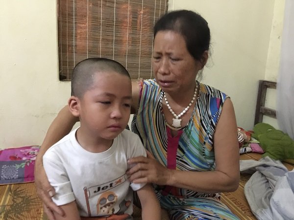 Bà ngoại và con trai chị Tuyền, bé Giang năm nay mới vào lớp 1