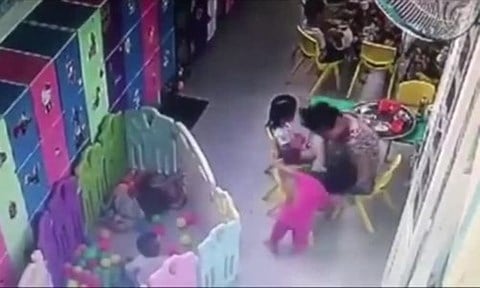 Một bé khác bị cô tát dúi dụi vào mặt
