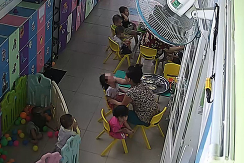 Cháu bé bị cô ấn dúi vào đầu và tát vào mặt
